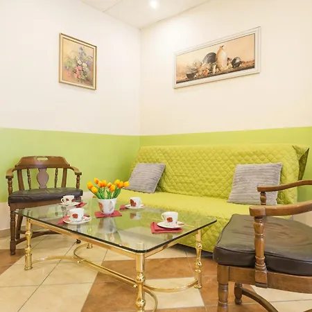 Apartament Półwiejska 4 *